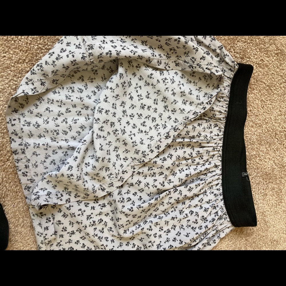 Short skirts - Picture 5 of 7